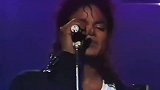 迈克尔杰克逊跪在地上唱歌，不愧是迈克能屈能伸