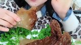 吃货吃海蜇爪，脆脆的味道美极了！