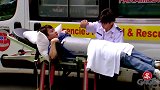 男子故意用棍棒打伤员，路人非常的尴尬