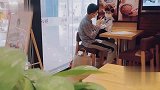 王弢带儿子吃美食，结果儿子开心到失控咆哮，惊呆众人！