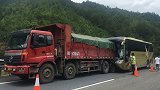 浙江丽水一大客车追尾重型货车 已致1死17伤