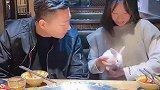 女孩子的第一次感动应该是父亲给的，不顾我的反对还是满足了女儿的少女心 惊喜油爱而生-琪宝 峰哥夫妇