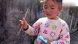 姐弟两把玩具车轮拆下，拿去打气，宝宝是怎样打气的