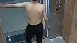 男子在电梯里放飞自我，看到监控突然变得内向了