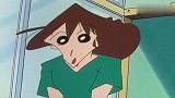 蜡笔小新：现实小新不乖镜子里的小新出来了，帮忙除草还吃了点心