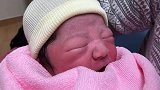 刚出生3个小时的新生儿，饿了是这个样子的，好可爱啊！