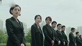 财阀太太为一条鱼办葬礼，女孩得知后身穿一袭红裙秀爆全场