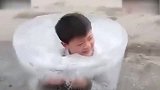 我就想知道是怎么进去的,这熊孩子太搞笑了