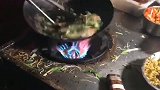 新开的夜宵摊，这米粉炒的我实在下不去口，这颠锅技术也...