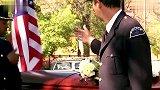 爆笑街头恶搞警察竟和棺木内的老头合影拍照