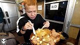 美食视频日本黄毛小哥吃一大盆肉面，这是头猪吗