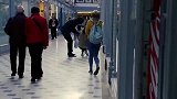 男子在路边伪装假人恶搞路人，路人被吓的大叫起来