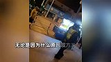 小吃摊主与保安起争执，怒斥对方：年轻就当保安没本事，就是走狗