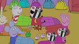小猪佩奇：佩奇和朋友们晚上出去偷拿食物，却被斑马妈妈发现了