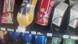 自动贩卖机的饮料卡住，男子想捡漏反被上了一课