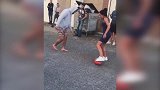 穿裆过人竟结合孙子兵法 壮男35秒被足球少女两次戏耍