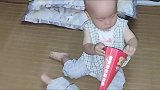 龙凤胎哥哥又欺负妹妹，哥哥：抢不过你，我就用我的铁头功顶你