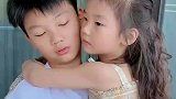 谁让你抱别的小姑娘了，那我今天一天就抱你一个人吧