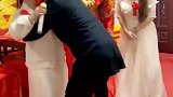 婚礼现场，新郎当着新娘的面抱别的女人，场面好尴尬