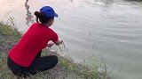 农村女孩捕鱼，看这条鱼翻起的浪花，铁定是一条大鱼吧