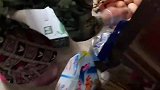 老人对孩子的爱让人感动