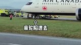 飞机这次陷入了泥地，牵引车帮其脱困
