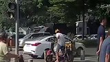 车流中他顾不上自己的车，伸出援手帮陌生大姐脱困