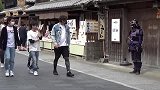 人吓人吓死人！路边扮家人，路人猝不及防走过去结果被吓惨了！
