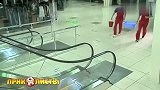 扶梯口放盆水，乘客进退两难