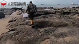 赶海捡到躲好货的废弃地笼，沾上好运发现“聚宝坑”，舀干抓大货