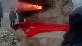 狮子的身体在燃烧，游客们近距离围观