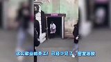 美女，你修鞋就修鞋，这动作让修鞋的大爷情何以堪啊