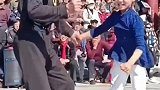 小姑娘配合大爷跳舞，小姑娘的舞姿不亚于大爷