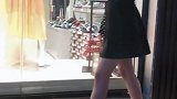 时尚小姐姐的身材玲珑有致，搭配一条短裙显得更加个性前卫！