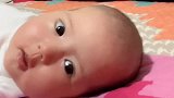 两个月的小宝宝躺在床上吃手，接下来宝宝的表情好萌，简直太逗了