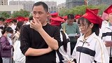 江苏高邮：高三学生的成人礼上，爸爸不敢多看女儿一眼