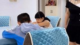 孩子驼背写作业，小姨一招就搞定！