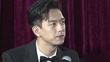 李现粉丝突破两千万在线发福利，晒自己被鱼亲吻照片帅气迷人