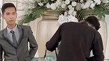 印尼：目睹新娘被前男友拥抱，新郎尴尬得不知该看哪里