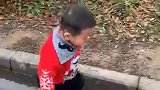 这孩子一定是后妈养的吧？根本没人看啊！