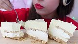 小姐姐吃软绵香甜的香草芝士蛋糕，听咀嚼音就感觉非常美味呀
