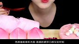 小姐姐享用粉色美食，凭颜值就吸粉无数，圆圆的脆饼口感如何呢？
