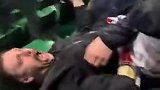 国米绝杀后，一位国米球迷躺在座椅上疯狂呐喊