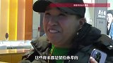 大妈攒金34年戴百克黄金逛珠宝城，脖子耳朵手上挂满金饰，“当时24岁，黄金80块一克”