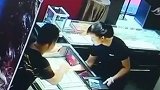 福建一男子趁店员转头瞬间 抢夺10万金饰狂逃