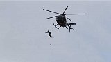 英男子挑战世界纪录，无防护从40米高空跳海陷入昏迷