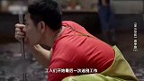看新鲜鳗鱼如何被批量加工，在机器上边滚动边淋汁，肯定很入味