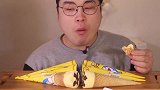 大冷天的小哥吃八根甜筒，最后一根实在吃不下了