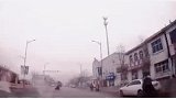 面包车不看路况随意变道，视频车与其发生碰撞