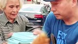 七十岁母亲，每天给摆摊儿子送饭，再大也是妈妈的孩子
